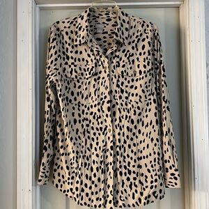 Chicos ladies blouse Size 2 tan with black print.  Button up front NWT